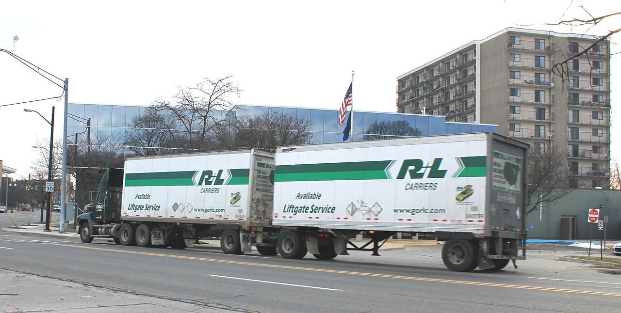 Semi truck with tandem trailer